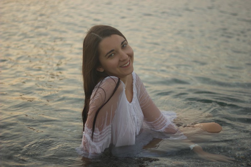 Прелестная милашка купается в озере в прозрачном платье 5 фотография
