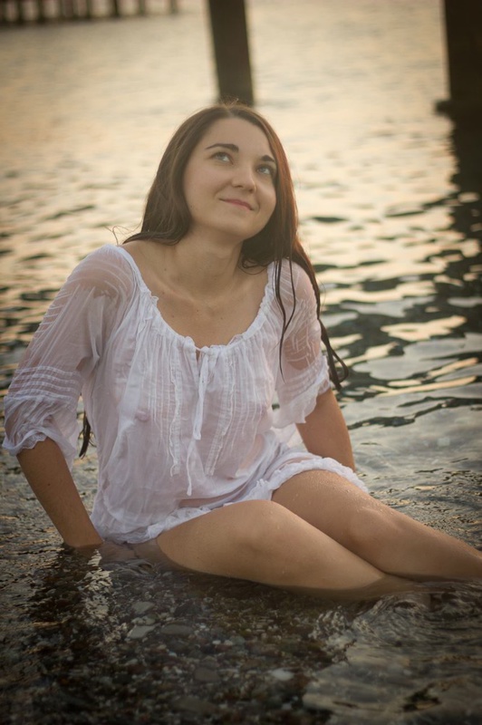 Прелестная милашка купается в озере в прозрачном платье 10 фотография
