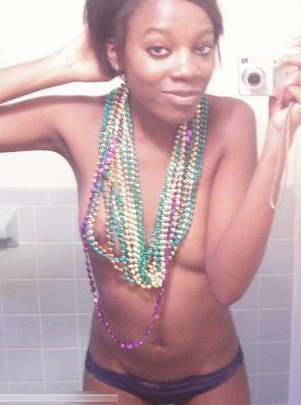 Негритяночка снимет себя на камеру в ванной 1 фотография