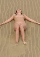 Вертихвостка разделась в песчаной пустыне 2 фотография