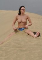 Вертихвостка разделась в песчаной пустыне 8 фото