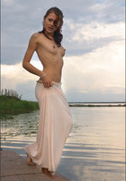 Превосходная милашка снимает белое платье на берегу реки 3 фотография