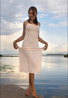 Превосходная милашка снимает белое платье на берегу реки 1 фотография