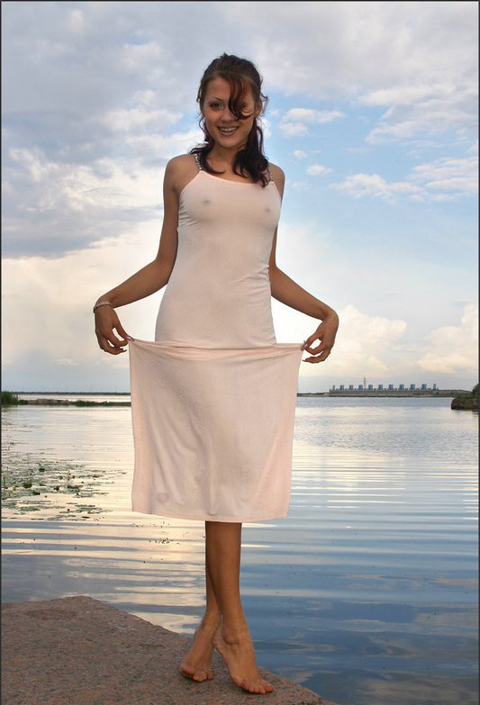 Превосходная милашка снимает белое платье на берегу реки 1 фотография