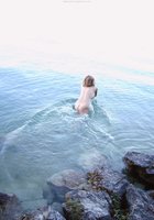 Олеся любит купаться в воде без купальника 6 фотография