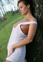 Привлекательная дева бродит голая по березовой роще 6 фото