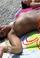 Негритянка отдыхает на пляже топлес 4 фотография
