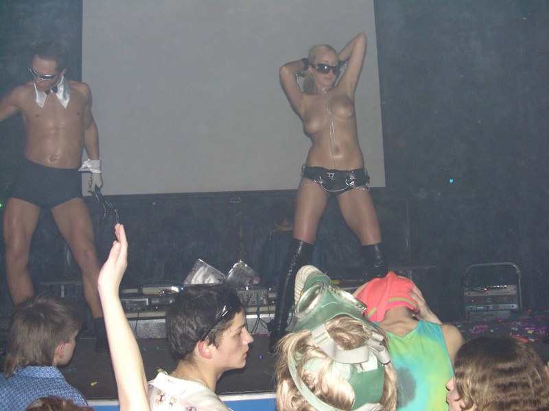 Артисты развратничают на шумной дискотеке поздно ночью 3 фотография