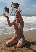 Голая марамойка отдыхает на пляже 2 фотография