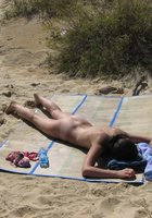 Голая марамойка отдыхает на пляже 13 фото