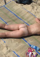 Голая марамойка отдыхает на пляже 14 фото