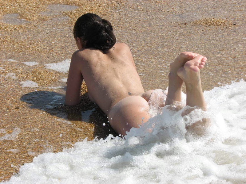 Голая марамойка отдыхает на пляже 10 фотография