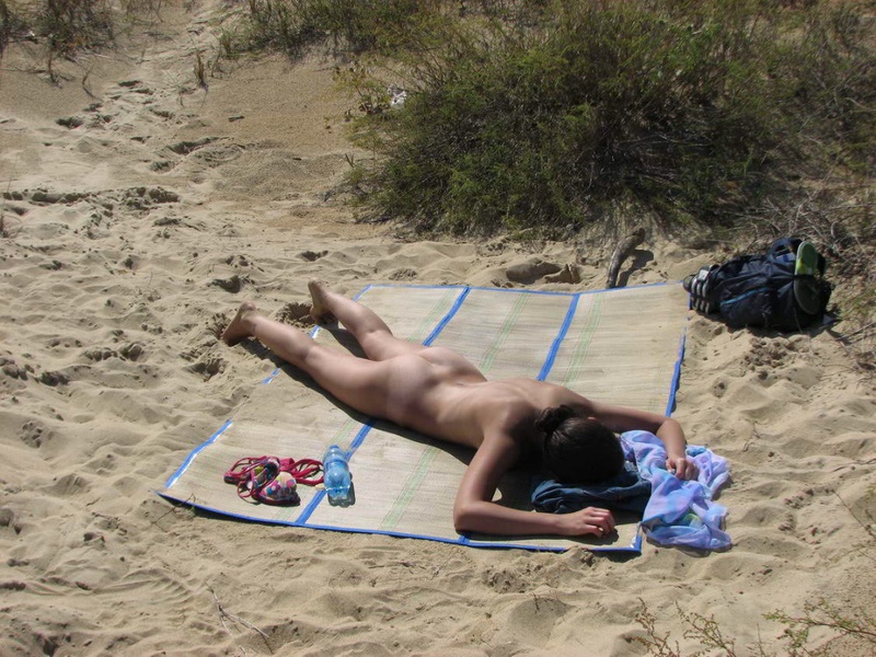 Голая марамойка отдыхает на пляже 13 фотография