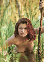 Олеся стала моделью и начала оголять большие титьки на природе 12 фотография