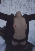 Снежная королева оголила титьки в зимнем лесу 1 фото