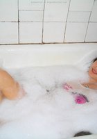 Девушка в ванной купается в трусах 4 фото