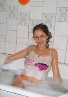 Девушка в ванной купается в трусах 5 фотография