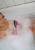 Девушка в ванной купается в трусах 6 фото