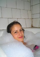 Девушка в ванной купается в трусах 7 фото