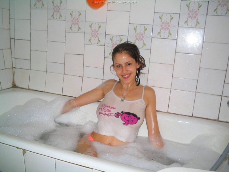 Девушка в ванной купается в трусах 5 фотография