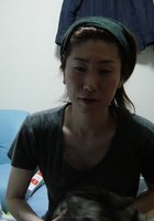 Азиатка показывает волосатую пилотку крупным планом 4 фото