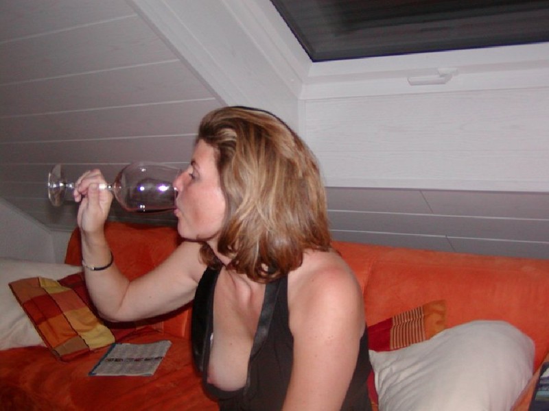 Бабенка трахает себя самотыком после того как выпила вина 2 фотография