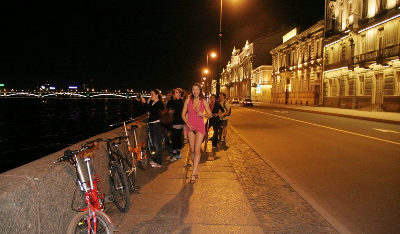 Сучка светит волосатой киской в людных местах ночного Петербурга 1 фотография