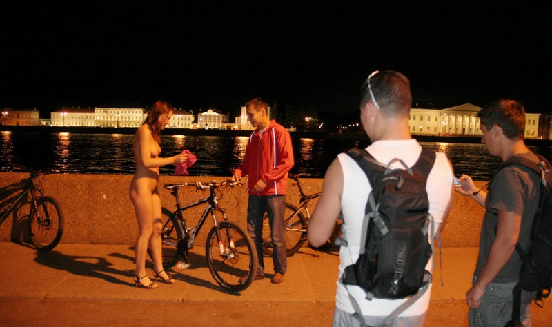 Сучка светит волосатой киской в людных местах ночного Петербурга 13 фотография