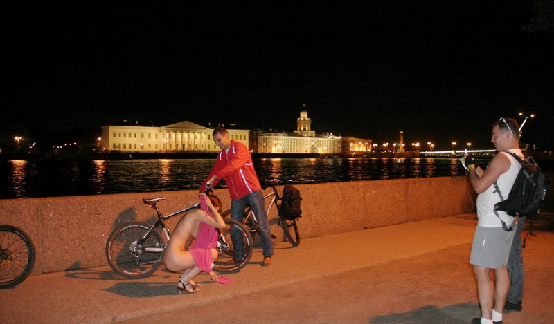 Сучка светит волосатой киской в людных местах ночного Петербурга 14 фотография