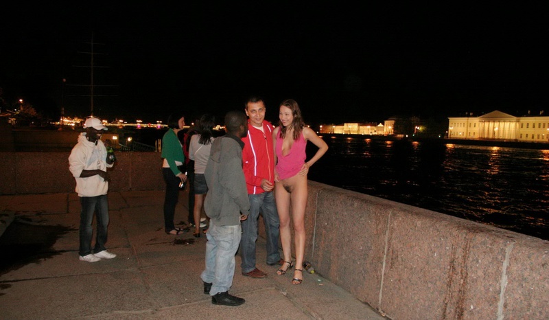 Сучка светит волосатой киской в людных местах ночного Петербурга 19 фотография