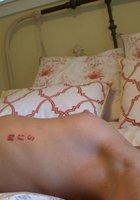 Обнаженная Бетти лежа на кровати делает селфи 34 фотография