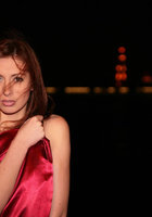 Лиза скинула атлас с голого тела на ночной набережной в Питере 2 фото