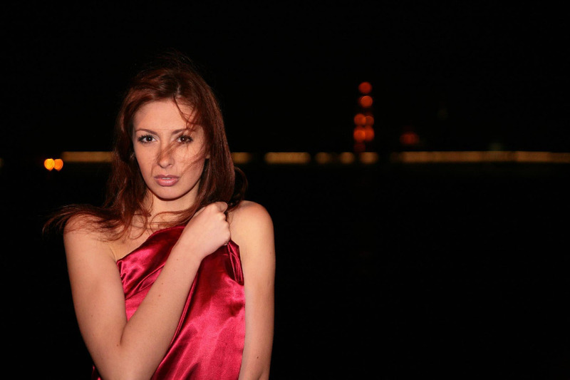 Лиза скинула атлас с голого тела на ночной набережной в Питере 2 фотография
