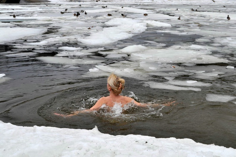 Голые нудистки купаются в проруби 20 фотография