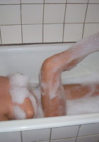 Голенькая Оксана купается в ванной 2 фото