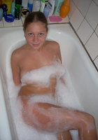 Голенькая Оксана купается в ванной 3 фото
