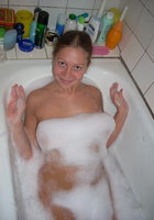 Голенькая Оксана купается в ванной 4 фото