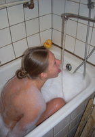 Голенькая Оксана купается в ванной 8 фото