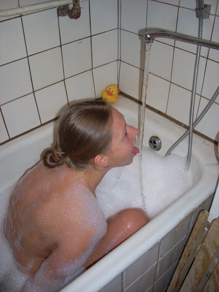Голенькая Оксана купается в ванной 8 фотография
