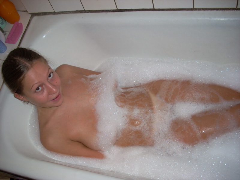 Голенькая Оксана купается в ванной 5 фотография