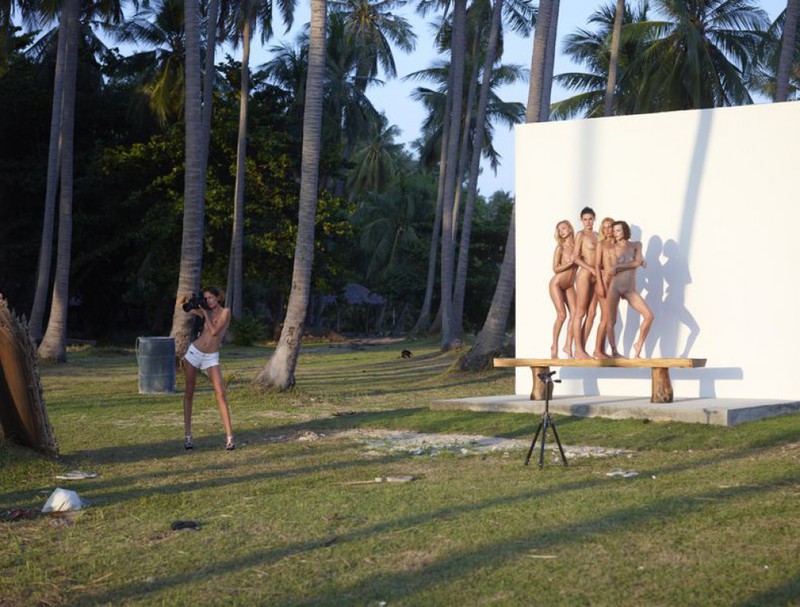 Модели Кокси, Флора, Теа и Зайка позируют перед зеркалом 5 фотография