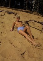 Коротко стриженная Виола оголилась на песчаном склоне 3 фото