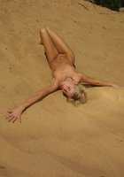 Коротко стриженная Виола оголилась на песчаном склоне 34 фотография