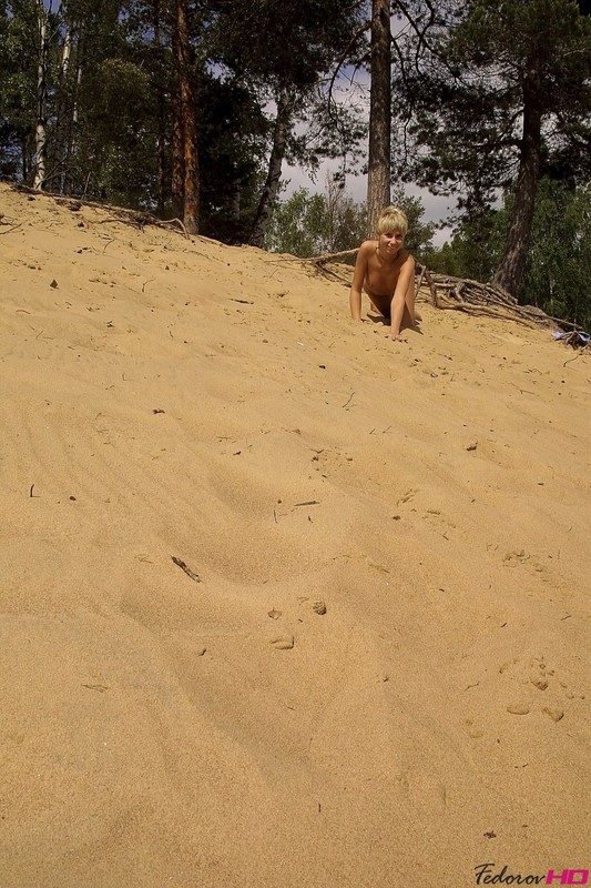 Коротко стриженная Виола оголилась на песчаном склоне 29 фотография