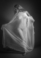 Мария перестала прикрывать голое тело тканью в студии 18 фотография