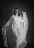Мария перестала прикрывать голое тело тканью в студии 17 фото