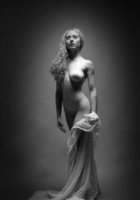 Мария перестала прикрывать голое тело тканью в студии 32 фотография