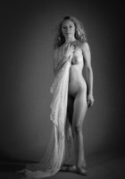 Мария перестала прикрывать голое тело тканью в студии 24 фото