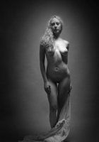 Мария перестала прикрывать голое тело тканью в студии 36 фото