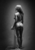 Мария перестала прикрывать голое тело тканью в студии 29 фотография